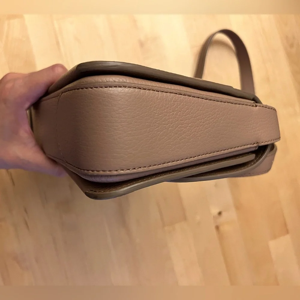 Cuyana Tan Leather Shoulder Bag - Picture 7 of 12